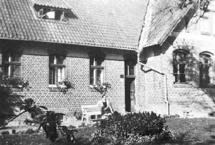 089 0027 Die Gartenseite der Schule in Sanditten