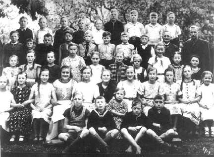 089 0035 Die Schule Sanditten im Schuljahr 1938 39