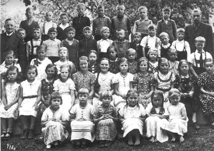 089 0037 Die Sanditter Schule im Schuljahr 1938 39 mit ihren Lehrern Links im Bild Lehrer Donner