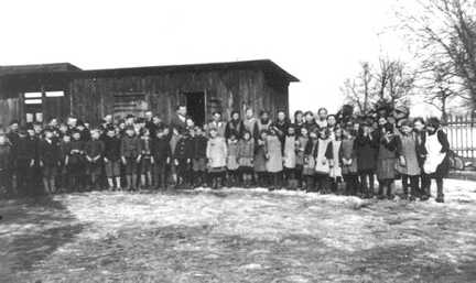 089 0039 Die Schueler auf dem Schulhof mit Lehrer Dickel