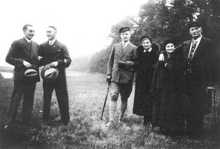 089 0042 Spaziergang zur Festwiese in Sanditten Links Lehrer Willy Dickel und ganz rechts Lehrer Franz Steiner