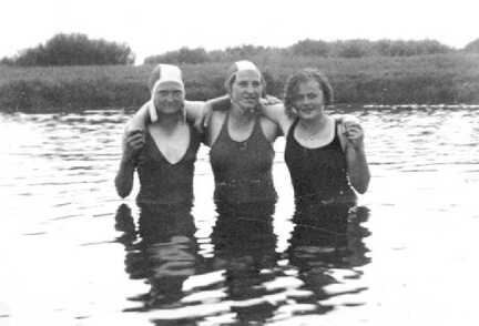 089 0043 Ein Bad im Pregel bei Sanditten Frieda Weissenberg geb Krause Frieda Krause geb Rehfeld und Elly Schreiber geb Potritt
