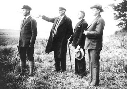 089 0046 Blick ueber das Urstromtal Von links Lothar Kuhnert Lehrer Steiner und Lehrer Dickel