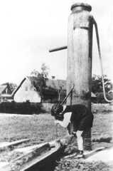 089 0048 Eine alte Holzpumpe bei den Insthaeusern in Sanditten