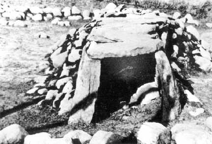 089 0052 Ausgrabung des Huegelgrabes bei Sanditten Die Steinkiste wurde als vorgeschichtliches Denkmal wieder hergestellt