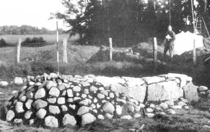 089 0053 Ausgrabung des Huegelgrabes bei Sanditten Die Steinkiste wurde als vorgeschichtliches Denkmal wieder hergestellt
