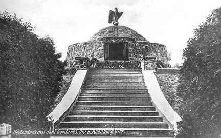 090 0002 Das Heldendenkmal