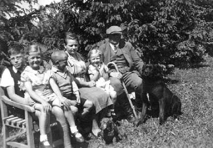 090 0004 Familie Walter Doehring aus Schallen in ihrem Garten