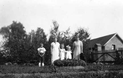 090 0007 Margarete Doehring das Dienstmaedchen und die Kinder Kurt Hannelore und Gisela Im Hintergrund der Stall des Insthauses