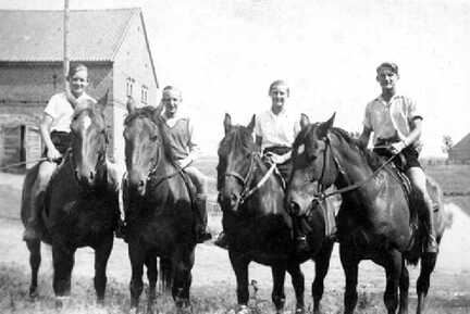 090 0010 Doehrings Nachbarn aus Schallen Von links Fritz Schneller Gert Groehn Inge und Hans Schneller