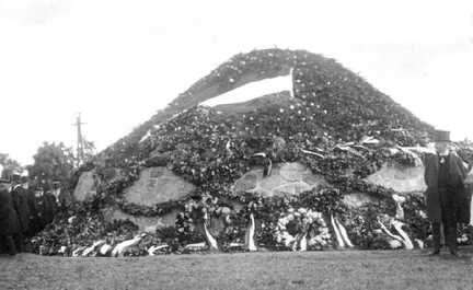 090 0014 Das geschmueckte Denkmal in Schallen