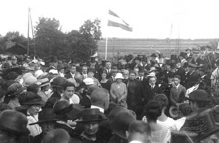 090 0018 Ehrengaeste und Besucher bei der Einweihung des Ehrenmals in Schallen durch Generalfeldmarschall von Hindenburg