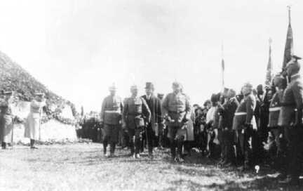 090 0026 Reichspraesident Generalfeldmarschall von Hindenburg vor der Truppe