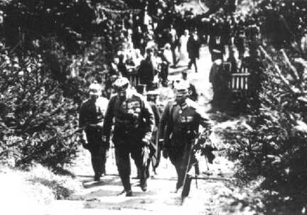 090 0027 Hindenburg auf dem Weg zum Denkmal