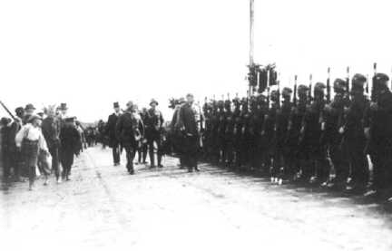 090 0031 Abschreiten der Ehrenkompanie der Reichswehr 100 000 Mann Heer durch Reichspraesident