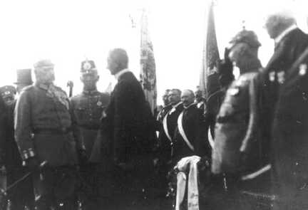 090 0032 Der Landrat begruesst von Hindenburg