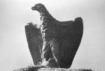 090 0038 Der Adler auf dem Ehrenmal