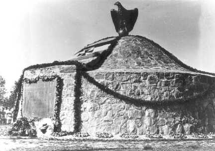 090 0044 Am 09 September 1934 das geschmueckte Ehrenmal zum 20 Gedenken