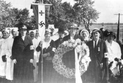 090 0048 Der Vaterlaendische Frauenverein und das Rote Kreuz bei der Kranzniederlegung am 09 September 1934