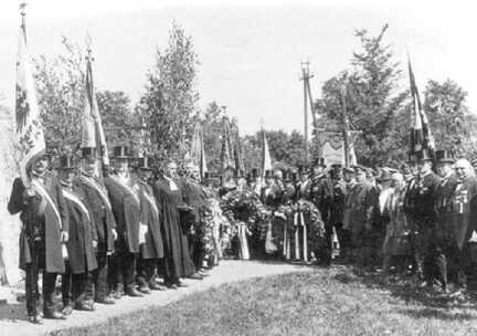 090 0049 Am 09 September 1934 nach dem Kirchgang Kranzniederlegung am Denkmal