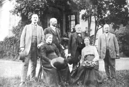 090 0052 Stehend links Buergermeister von Allenburg Erwin Moeller in Trimmau Weiter im Bild Adolf Krause Besitzer von Trimmau von 1896 1914