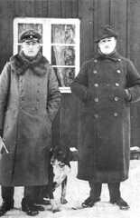 090 0055 Die Gebrueder Gerhard und Erwin Moeller vor der Baracke die als erste Zuflucht nach der Zerstoerung des Gutshauses diente