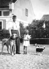 091 0004 Fritz Schlaugiess mit Tochter Sabine und den Hunden Nero und Schimbo im Sommer 1944