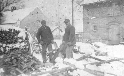 091 0006 Fritz Schlaugiess und Herr Neumann im Hof Schlaugiess bei der Winterarbeit