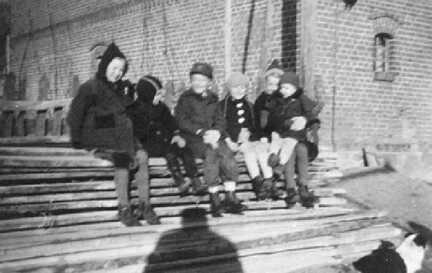 091 0011 Grossstadtkinder aus Berlin auf dem Hof Schlaugiess