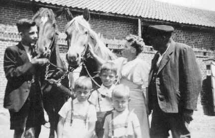 091 0021 Auf dem Hof von Otto Samland rechts Otto Samland mit den Enkelkindern Die beiden Pferde zogen den Fluchtwagen ueber das Frische Haff