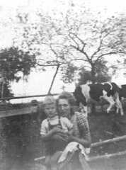 091 0024 Tante Grete mit Ulrich neben dem Obstgarten von Otto Samland