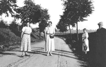 091 0025 Auf der Strasse in Schenken Ortsausgang in Richtung Leipen Im Bild Liesbeth und Eva Minuth aus Koethen sowie Christel Samland aus Schenken