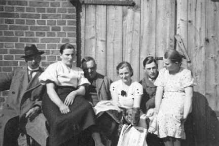 091 0027 Im Bild Sattler Loreit Liesbeth Samland Otto Samland Christel Samland Fritz Schlaugiess und Lydia Samland im Hof von Otto Samland