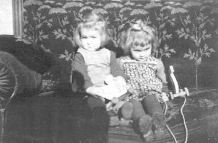 091 0028 Beate Hartmann und Brunhild Minuth in Schenken bei Opa Otto Samland
