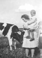 091 0029 Tante Lotte mit Beate in Schenken auf der Kuhweide von Otto Samland