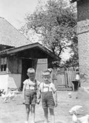 091 0030 Dietrich und Ulrich Minuth in Schenken auf dem Anwesen von Otto Samland