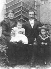 092 0006 Gustav und Selma Todtenhaupt geb Vogel aus Schiewenau mit ihren Kindern Erich links und Bruno