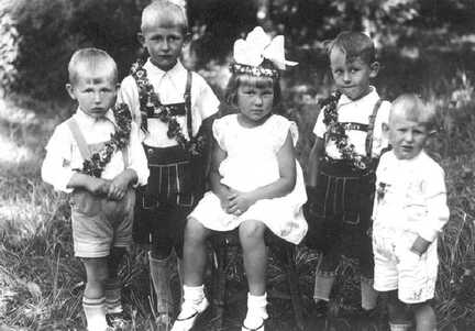 092 0020 In der Mitte Eva Todtenhaupt geb Larws beim Schuetzenfest in Allenburg Die vier Jungs sind Klaus Egon Eitel und Martin Donnerstag