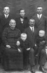 092 0051 Hinten von links Robert Margarete und Fritz Krups Vorne Johanne und Ernst Krups mit den Enkel kindern