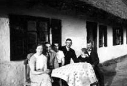 092 0053 Links das Ehepaar Ting mit Tochter Elisabeth vor ihrem Haus in Schiewenau Rechts Verwandte der Familie