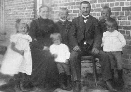 092 0055 Das Ehepaar Ernst Krups mit ihren Kindern Marga rete Hans Ernst Robert und Fritz im Jahre 1912