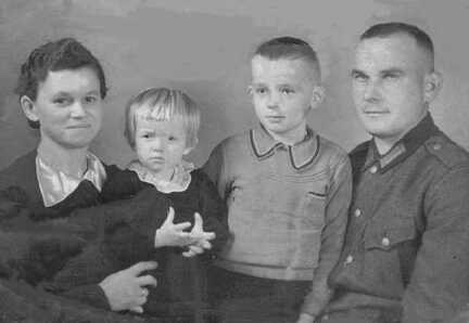 092 0056 Das Ehepaar Fritz und Elise Krups mit ihren Kindern Hermann und Lieselotte im Jahre 1939