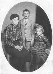 092 0059 Elise Krups mit ihren Kindern Hermann und Lieselotte im Jahre 1940