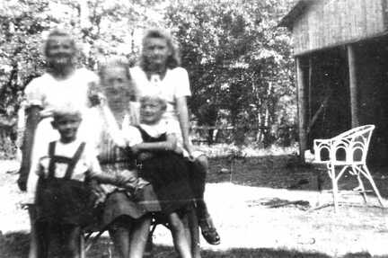 092 0061 Irma Samaritter mit ihren Kindern