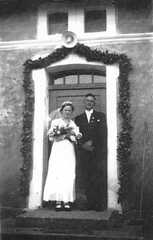 093 0001 September 1935 Horst Acktun aus Schillenberg heiratet Lina Mielke aus Roddau vor dem Wohnhaus Mielke in Roddau