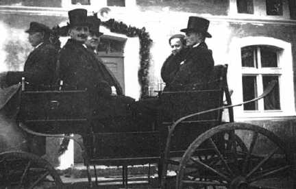 093 0002 Die Fahrt zum Standesamt im September 1935 Kutscher Horch Otto Acktun Wilhelm Mielke Lina Mielke und Horst Acktun