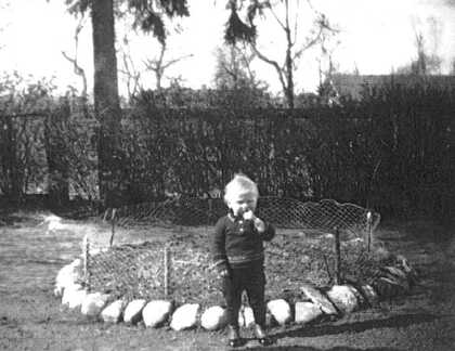 093 0003 Schillenberg 1939 Gerhard Acktun im elterlichen Garten