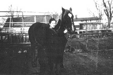 093 0004 Schillenberg im Spaetherbst 1944 Elli Acktun mit dem treuen Hans Im Hintergrund der vorbereitete Fluchtwagen