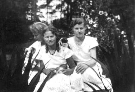 093 0005 Im Garten der Familie Plep Juli 1933 Im Bild Frieda Gerda und Kaethe Plep