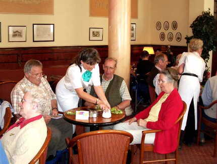 59 05 1191 8 Schirrauer Kirchspieltreffen 2005 Nach der Schlossbesichtigung endlich sitzen Alle haben nach dem langen Vormittag auch Hunger